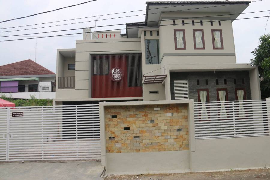Foto utama Kost eksklusif karyawan/ti The Little White House di Medan